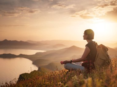 Menghadirkan Keheningan sebagai Penyeimbang Menghadirkan Keheningan sebagai Penyeimbang